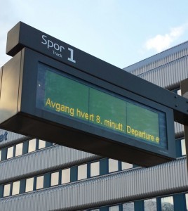 Informasjonsskilt på Bybanestopp som viser "avgang hvert 9. minutt"