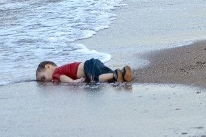 Den 3 år gamle Aylan ble funnet død ved vannkanten i Tyrkia. Var det riktig å vise bilder av det  døde barnet i media? Foto: msnbc.com. 